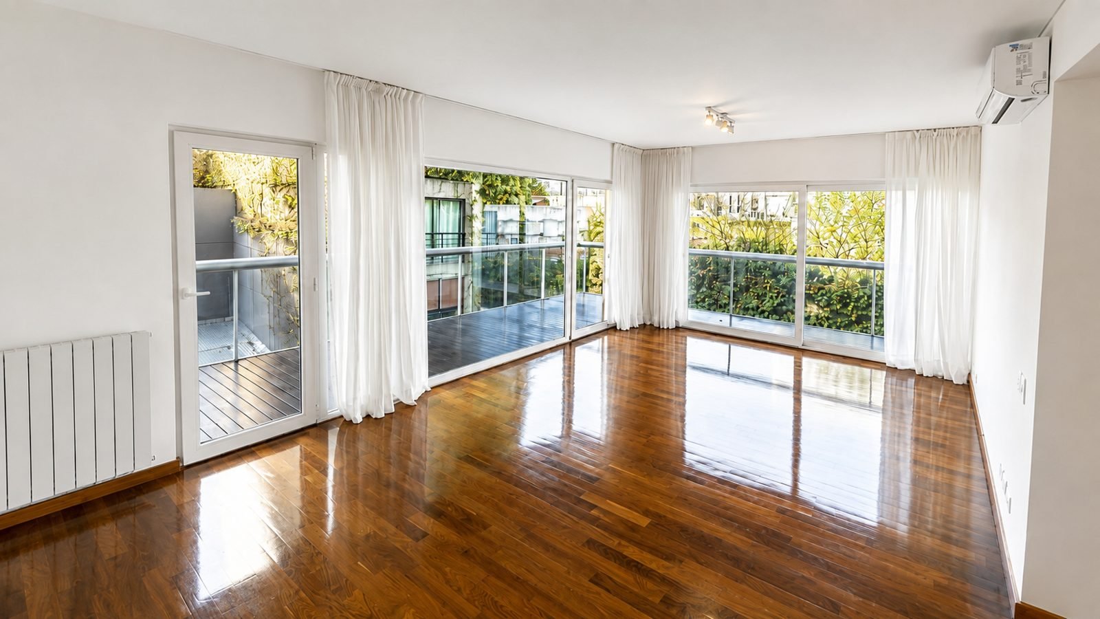 Living comedor con piso de madera y salida al balcón