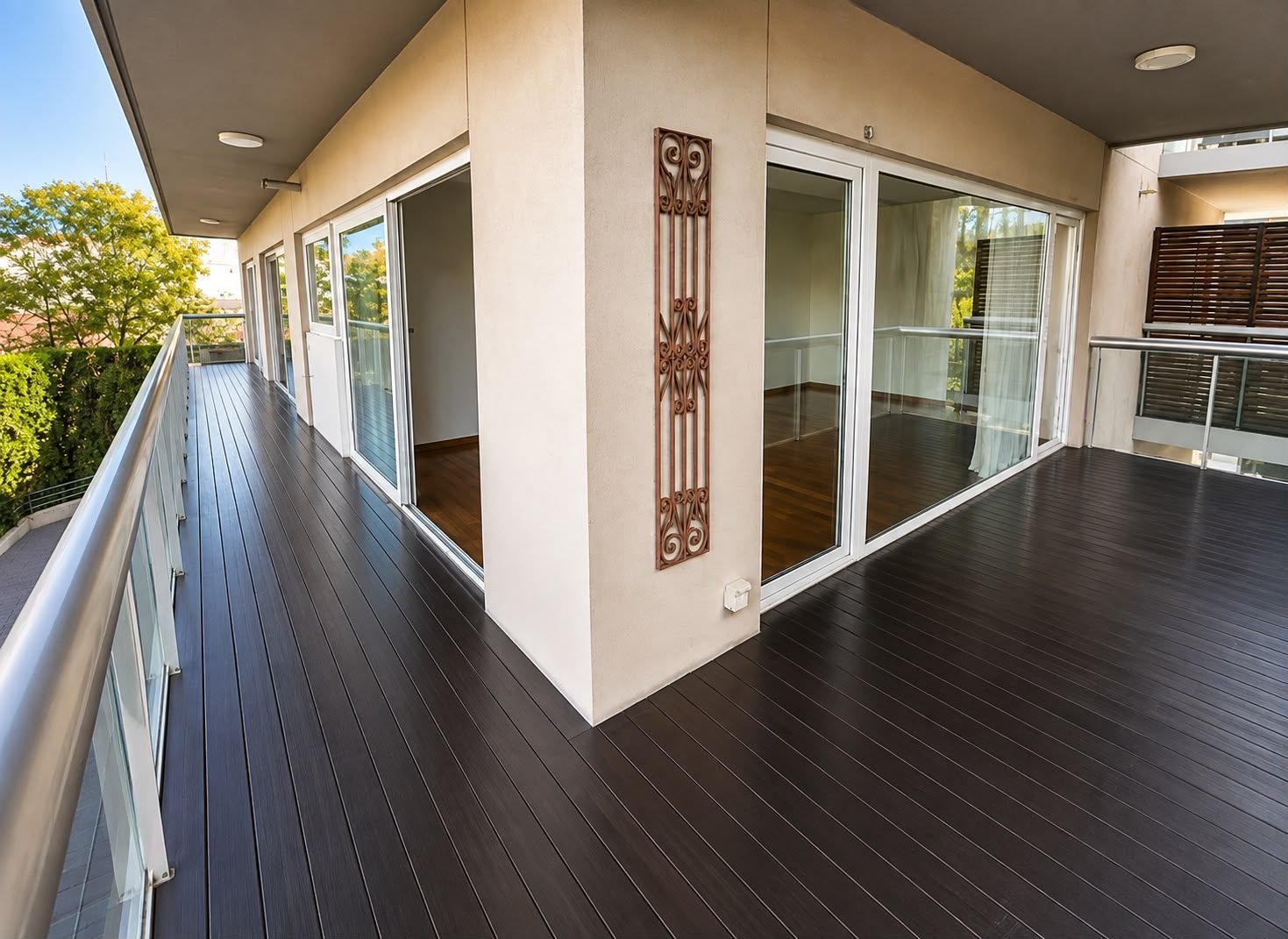 Balcón terraza con deck de madera