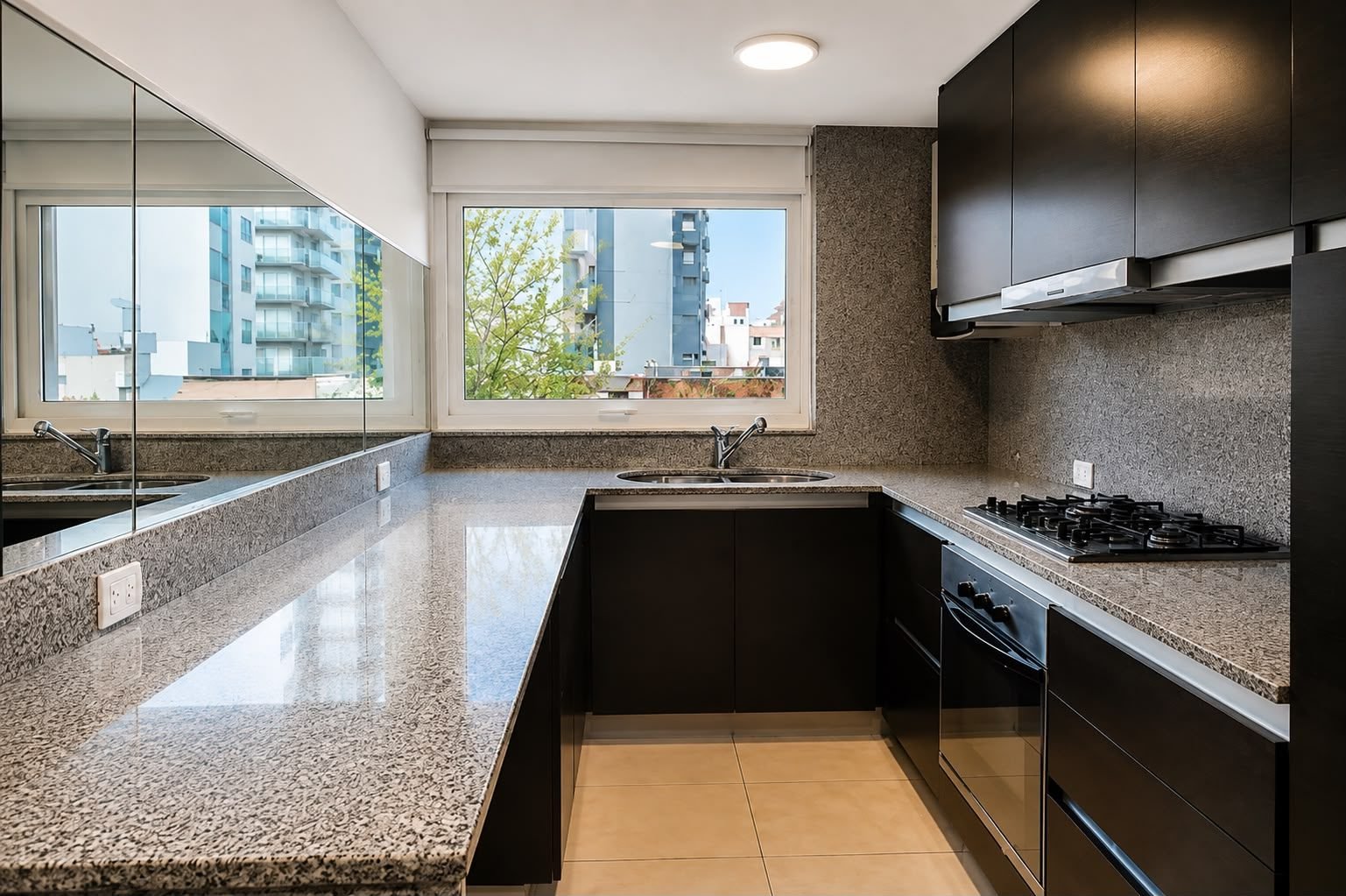 Cocina con mesada de granito