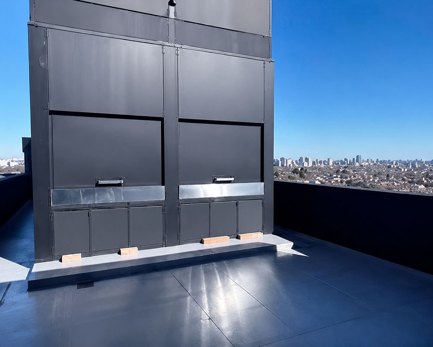 Terraza con parrillas y vista a la ciudad