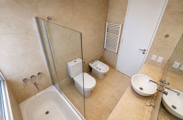 Baño principal con bañera y mampara